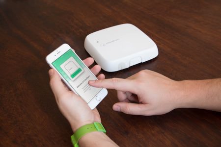 Photo einer Person, die die CloudRain App nutzt